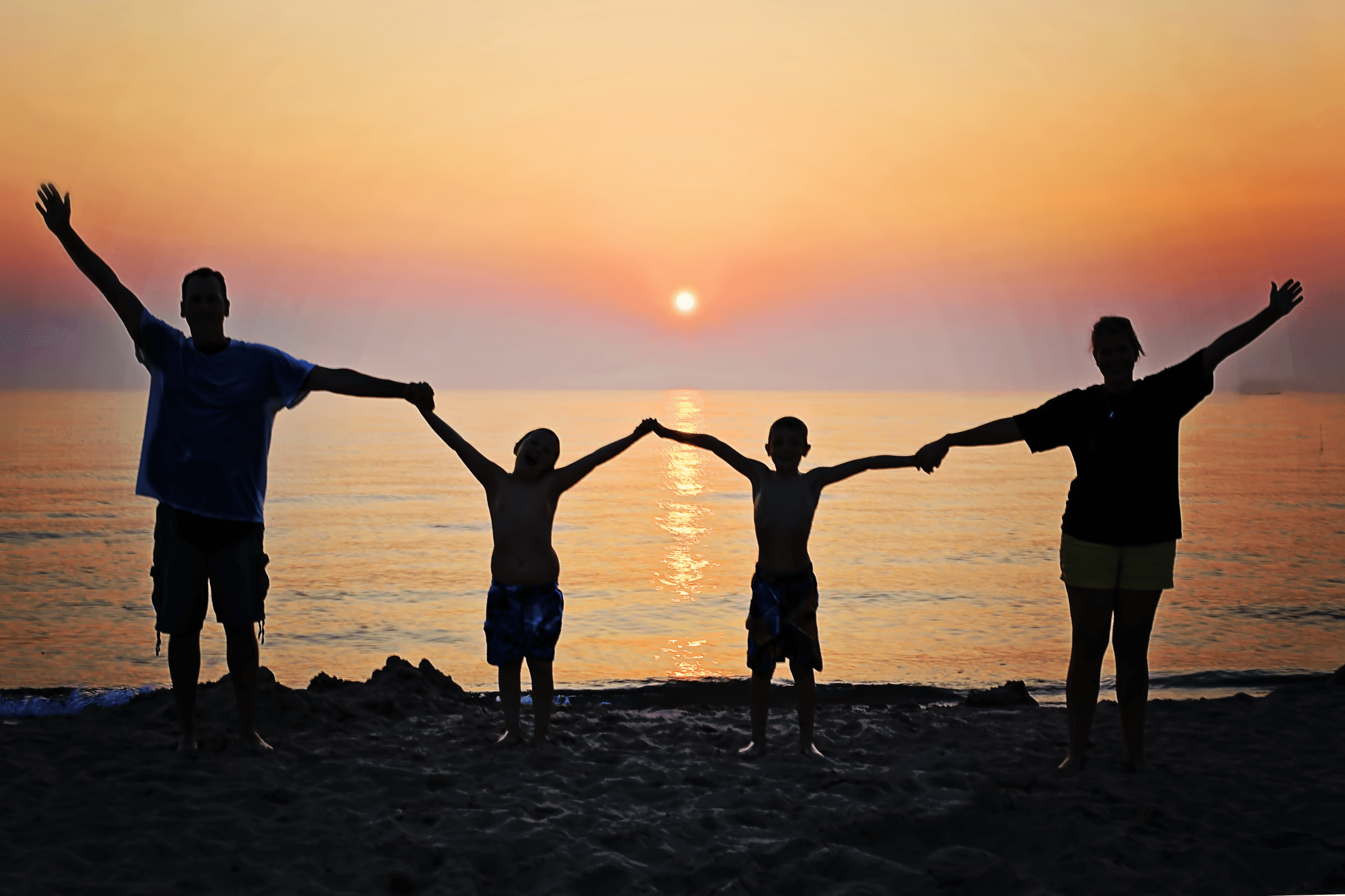 Griechenland mit Kindern (13) Griechenland mit Kindern eine Familie hält sich an den Händen vor einem Sonnenuntergang